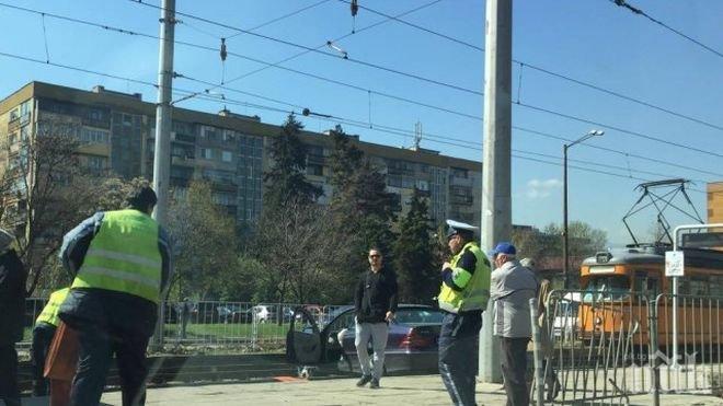 УЖАС В СОФИЯ! Мерцедес се вряза в спирка, след това блокира трамваите на Ботевградско шосе 