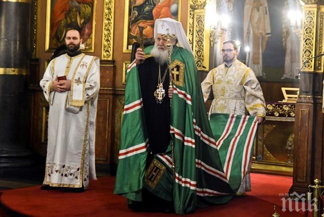 Патриарх Неофит благослови миряните на Цветница: Да се радват, че са християни и че могат да бъдат част от щастливите мигове на посрещането на Спасителя
