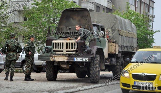 За честта на армията: Дама с пагони ремонтира закъсал Зил