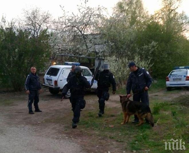 ЛУД ЕКШЪН! Отряд Кобра щурмува къщи в Нови Искър, от обирджиите няма следа (СНИМКИ)