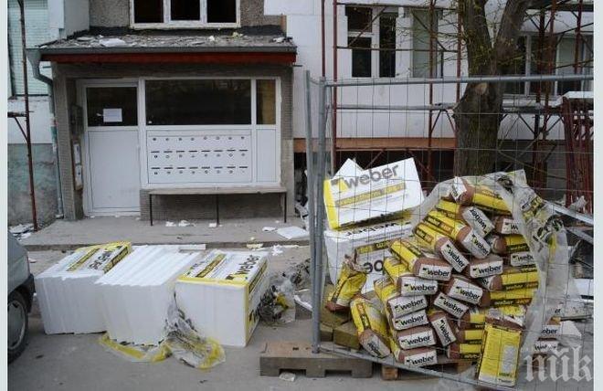 Уникално: Свалят изолацията на саниран блок!