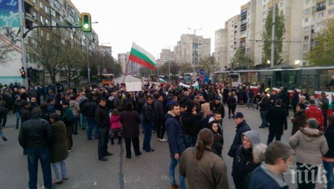 Жители на Красна поляна отново на протест - затвориха кръстовище заради Виетнамските общежития