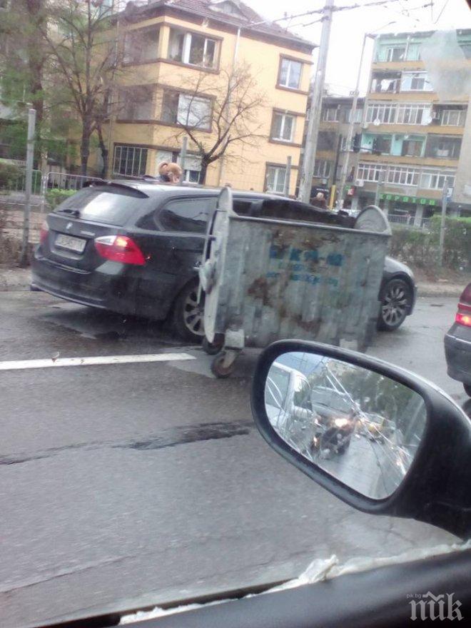 Шофьорка бастиса контейнер за боклук насред пътя на кръстовището на ул. Оборище и бул. Ситняково (СНИМКА)