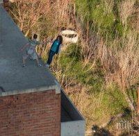 Безумие! Младежи рискуват живота си в изоставена сграда във Варна (СНИМКИ)