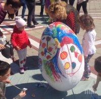 Гигантски яйца за Великден боядисват деца в Приморско