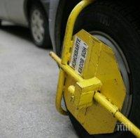 ПОТРЕС! Шофьор тръгна да бяга от паяка със скоби на колата 