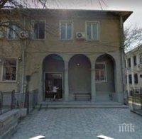 Бензинджия шамароса мъжа на гаджето си