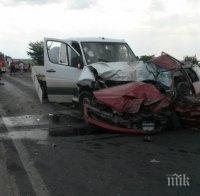 УЖАС! Млада жена загина в Прохода на Републиката при челен удар, пожарникари режат ламарините, за да вадят оцелелите 