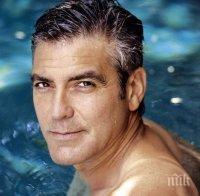 Като компенсация: Джордж Клуни праща съседите си да почиват на остров Корфу