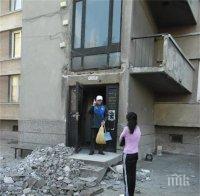 Срути се козирка на блок! По чудо няма жертви