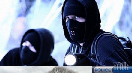 филмите маскирани отмъкнаха цял фургон злато запалиха колите изчезнаха