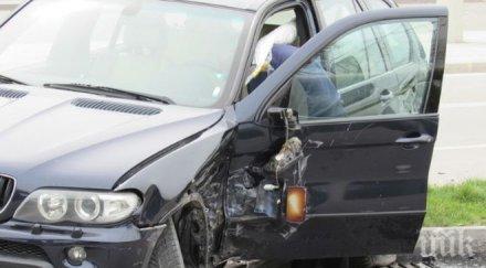 микробус кола удариха пътя коняво цървеняно