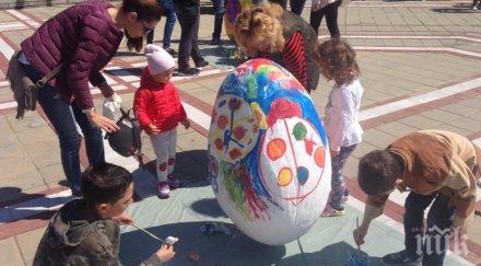 гигантски яйца великден боядисват деца приморско