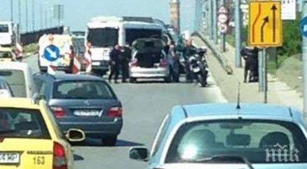 зрелищен арест пловдив полицаи закопчаха мъж петима униформени тарашиха колата