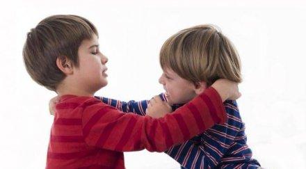 ужас агресия яслата възпитателка насърчавала децата бият