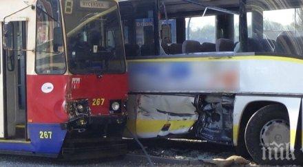 автобус блъсна трамвай полша души ранени
