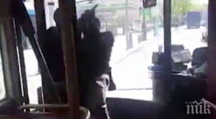 екшън лондон сърцат пътник обезвреди бандит нож пълен автобус видео