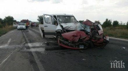 ужас млада жена загина прохода републиката челен удар пожарникари режат ламарините вадят оцелелите