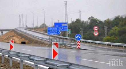 камион изпочупи чисто новото кръгово кочериново снимки