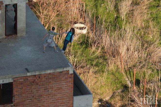 Безумие! Младежи рискуват живота си в изоставена сграда във Варна (СНИМКИ) Безумие! Младежи рискуват живота си в изоставена сграда във Варна (СНИМКИ)