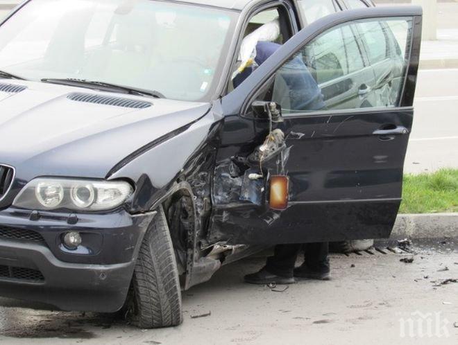Микробус и кола се удариха на пътя Коняво-Цървеняно