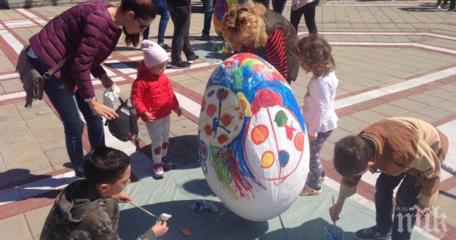 Гигантски яйца за Великден боядисват деца в Приморско