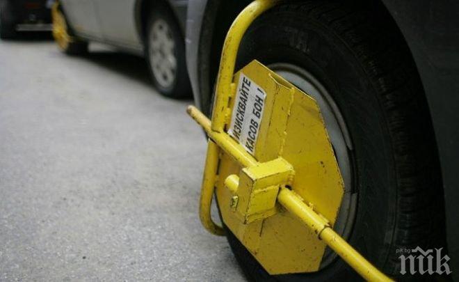 ПОТРЕС! Шофьор тръгна да бяга от паяка със скоби на колата 