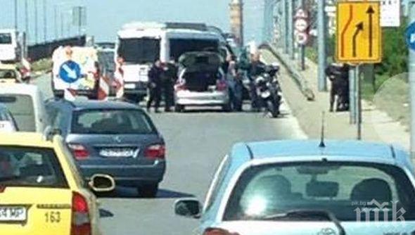 Зрелищен арест в Пловдив! Полицаи закопчаха мъж, петима униформени тарашиха колата му 
