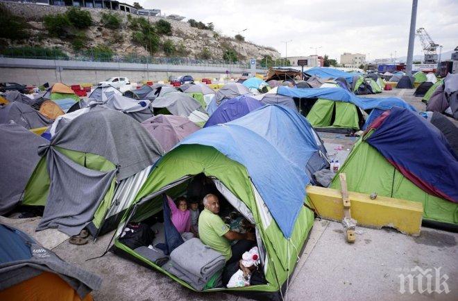 Във Франция разселват мигранти из цялата страна след опожаряването на лагер