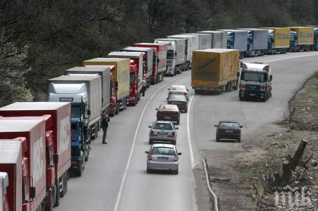 ТАПА! 8-километрова опашка се изви на Капитан Андреево