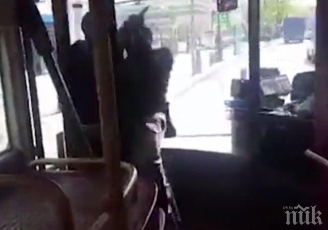 Екшън в Лондон! Сърцат пътник обезвреди бандит с нож в пълен автобус (ВИДЕО)