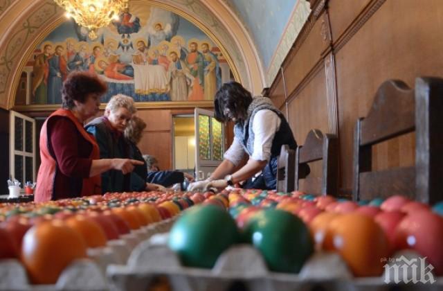 Боядисват 5000 яйца в Бачковския манастир