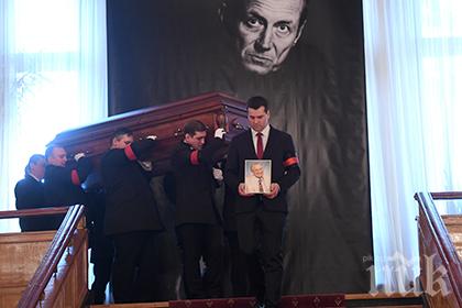 Погребаха Евгений Евтушенко в тесен семеен кръг
