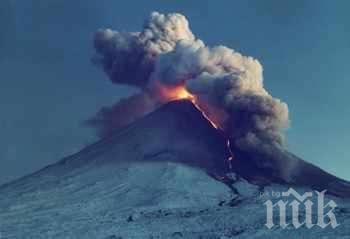 Вулканът Шивелуч на полуостров Камчатка е изхвърлил шесткилометров стълб пепел