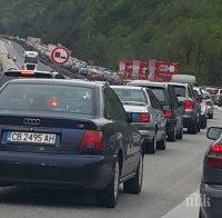 НЯМА КРАЙ! Две катастрофи блокираха 