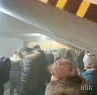 Паника в московското метро! Мъж влезе с димяща раница 