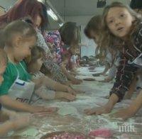 Деца в Копривщица месят хляб и боядисват яйца по традиционен начин