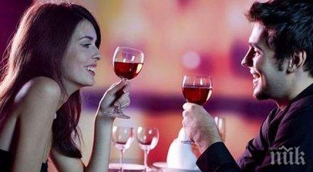 двойките пият заедно щастливи