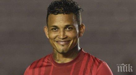 застреляха футболист дома