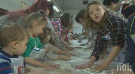 деца копривщица месят хляб боядисват яйца традиционен начин