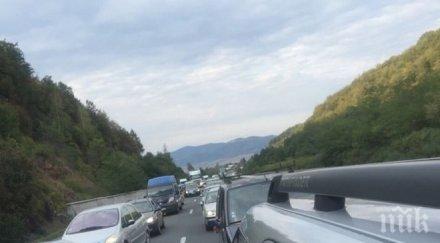 тапа километрична колона затруднява движението владая