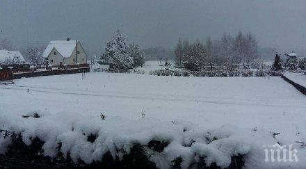 силен сняг литва 000 души останаха без ток заради бурята