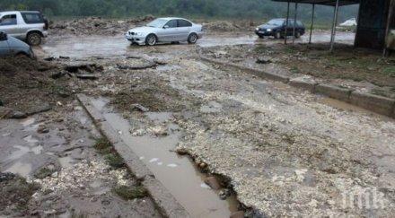 потоп иран проливни дъждове погубиха хора отнесоха мостове коли видео