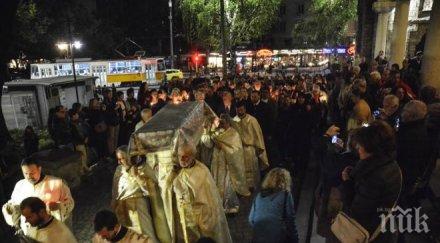 стотици миряни столицата съпреживяваха христовите страдания смъртта погребението снимки