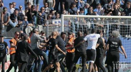 брутално грозни сцени мач лион фенове млатят футболисти видео