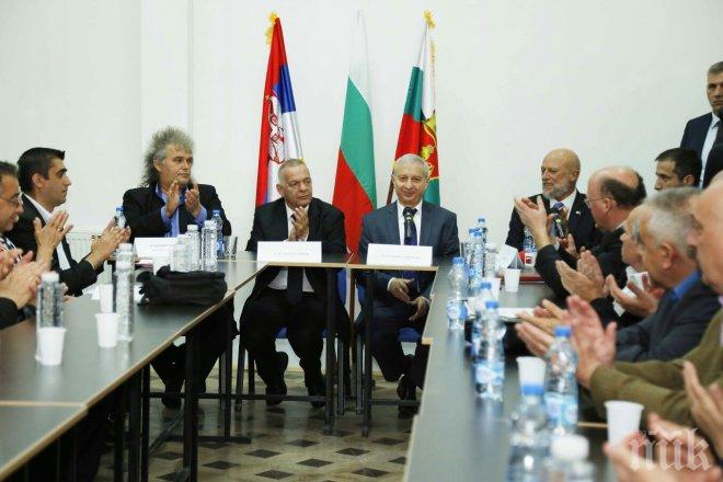 Премиерът Герджиков в Босилеград: Ще се застъпя за решаването на проблемите на българите в Западните покрайнини (СНИМКИ)