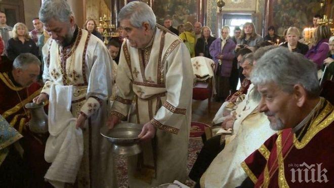 СЛЕД 70 ГОДИНИ ЗАБРАНА! Митрополит Киприян извърши ритуала „Последование” и изми нозете на 12 църковници