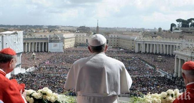 Папа Франциск разкритикува корупцията и несправедливостите в пасхалната си литургия на площад „Свети Петтър“