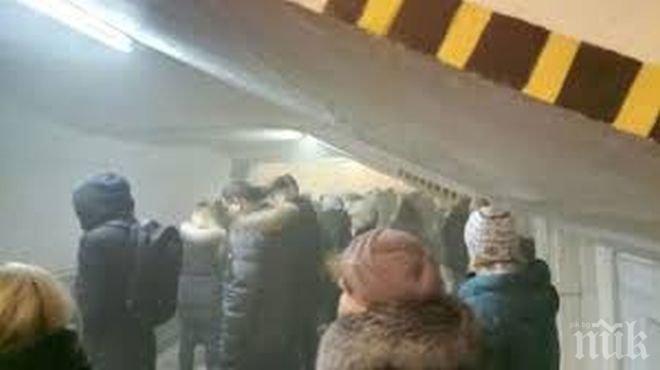 Паника в московското метро! Мъж влезе с димяща раница 