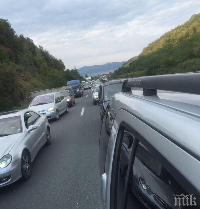ТАПА! Километрична колона затруднява движението по Е-79 край Владая